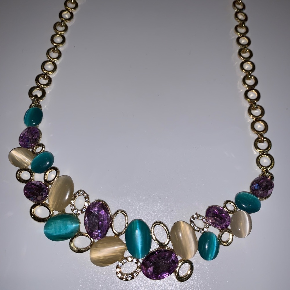 Gorgeous necklace! Accent necklace w/ nice chain